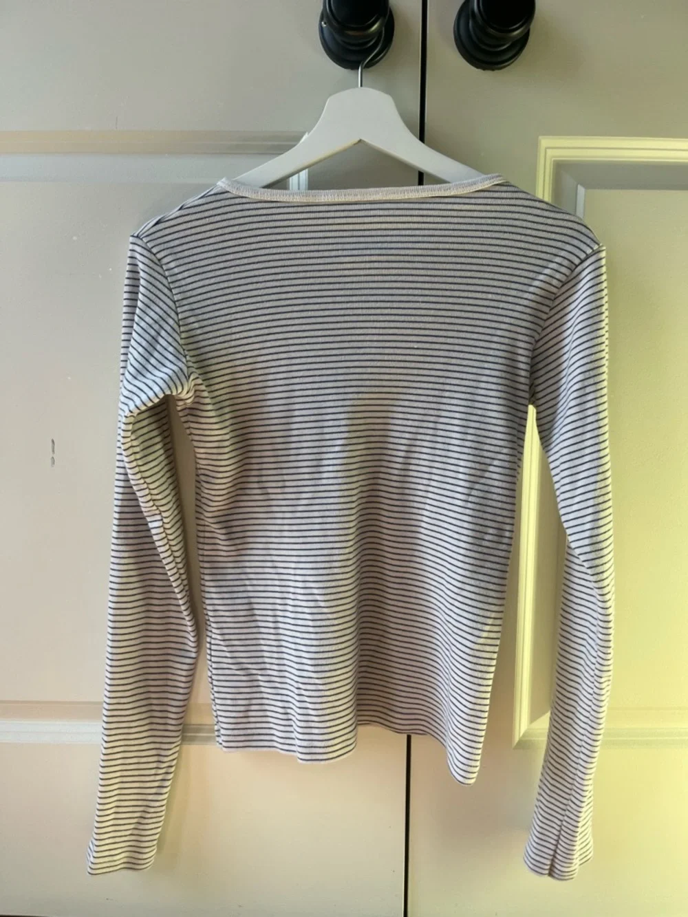 🤍Brandy Melville🤍 Striped Long-Sleeve Boatneck Top - White and Navy - Picture 3 of 3